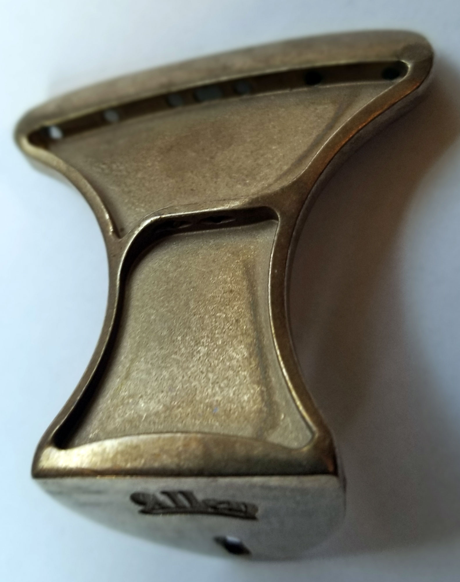 Resonator tailpiece clearance